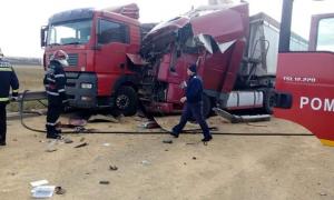 Şofer de TIR cu picioarele zdrobite, la Constanţa, cabina distrusă în alt camion