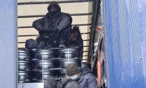 15 afgani, prinşi la vama Nădlac II, ascunşi în două camioane cu jante auto. Încercau să treacă ilegal frontiera în Ungaria