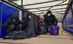 15 afgani, prinşi la vama Nădlac II, ascunşi în două camioane cu jante auto. Încercau să treacă ilegal frontiera în Ungaria