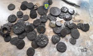 Trei căutători de comori bulgari au încercat să fugă din România cu un adevărat tezaur. Au fost prinși de polițiști la Negru Vodă