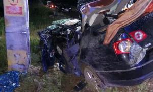 Tineri morți după un accident înfiorător, pe un drum din Dolj. Mașina lor s-a făcut praf într-un stâlp de electricitate