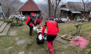 Un bărbat de 82 de ani a suferit un AVC într-o zonă izolată din Maramureş. Cu greu, a fost transportat la ambulanţă