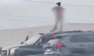 O tânără s-a urcat pe maşină şi s-a dezbrăcat complet, pe o autostradă aglomerată din SUA. "Spectacolul", oprit de poliţie