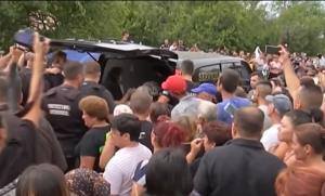 Denisa Răducu a fost condusă pe ultimul drum! Camioane de flori au fost aşternute pe mormânt