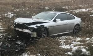 Accidentul grav la Vaslui. Un tânăr aflat la volanul unui BMW seria 6 a intrat cu o viteză foarte mare în spatele unei maşini. Şoferul, în stare critică
