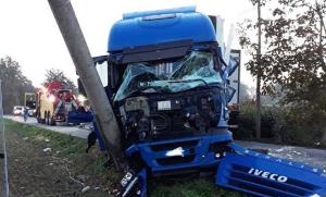 Accident teribil pentru un şofer român, în Italia, pe o şosea foarte îngustă. Impact frontal cu un alt TIR