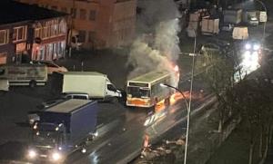 Autobuz de călători în flăcări, pe o stradă din Mureş (Video)