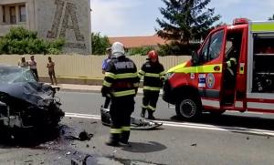 Un şofer de 18 ani a băgat 5 oameni în spital, după un accident groaznic, în Tuzla. "Mă mir că au scăpat săracii. Maşina parcă e tăiată cu fierăstrăul"