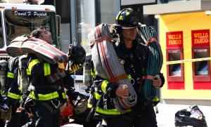 Macara prăbuşită pe un bulevard din New York: 6 persoane, rănite. Momentul în care utilajul se rupe şi o bucată cade la pământ, după ce a luat foc