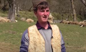 La 20 de ani, Ionuț s-a întors pentru totdeauna în România, după ce a muncit în Germania. Acum crește oi în satul natal. "Nici să nu mai aud! Acasă e Raiul tău"
