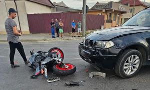 Un motociclist de 17 ani a văzut moartea cu ochii pe o șosea din Galați, după impactul cu o mașină. Tânărul, în stare gravă la spital