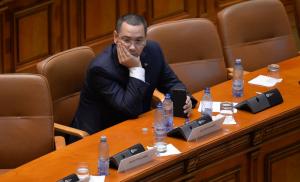 Victor Ponta s-a DEZLĂNŢUIT în miez de noapte! Ce GEST a făcut fostul premier, la câteva ore după ÎNFRÂNGEREA din Parlament