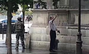 FOCURI DE ARMĂ la Paris! Poliţist atacat în faţa Catedralei Notre-Dame. Sute de persoane au rămas blocate în catedrală (VIDEO)