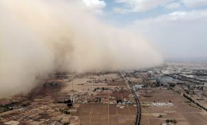 Furtună uriașă de nisip în provincia Gansu din China. Localnicii, sfătuiți să stea în casă și să închidă ferestrele