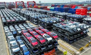 Chinezii inundă piaţa cu maşini electrice ieftine, se plânge UE. Miza uriaşă a războiului pentru baterii cu China