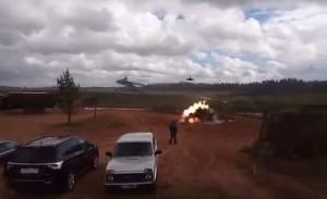 INCIDENT GROAZNIC sub privirile lui Vladimir Putin! Un elicopter de luptă lansează o rachetă în mulțimea de spectatori. Ce a urmat e TERIFIANT (VIDEO DRAMATIC)