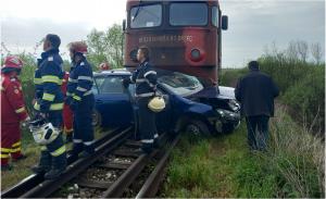 Șofer mort în mașina făcută praf de tren, în Harghita. Tânărul a traversat calea ferată fără să se asigure