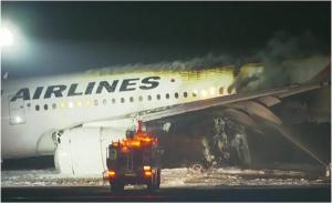 Un avion cu 379 de pasageri s-a ciocnit cu o aeronavă şi a luat foc pe aeroportul din Tokyo. Cinci oameni au murit