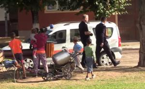 PANICĂ în Cluj! Copilaş văzut cu o BOMBĂ în mână, pe o stradă din Gherla. Poliţia şi pirotehniştii, ÎN ALERTĂ (VIDEO)
