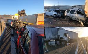 Carambol în Cluj din cauza poleiului, 11 autovehicule implicate între care 2 TIR-uri şi o camionetă. Două persoane au fost rănite