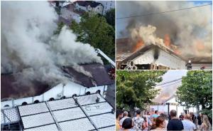 Un cunoscut restaurant din Pitești a fost cuprins de flăcări, cu zeci de oameni înăuntru. Incendiul ar fi pornit de la fotovoltaice