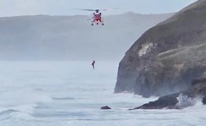 Un naufragiat şi-a aruncat în mare câinele ca să urce într-un elicopter de salvare, în UK. Animalul a fost lăsat să moară, deşi a fost zărit în apă
