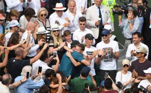 Cea mai tare poză a finalei câştigate de Simona Halep la Roland Garros. Cum s-a căţărat campioana în tribune, la Paris