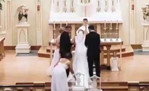 Nuntă de coșmar: Mireasa s-a prăbușit în fața altarului, la doar câteva secunde după ce a spus "Da". "Acum este o glumă de familie"