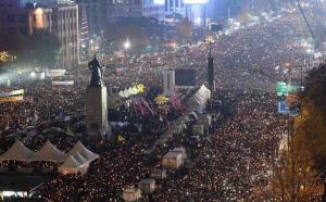 Coreea fierbe! Sute de mii de oameni s-au adunat în centrul Seulului pentru a cincea săptămână de proteste impotriva președintei Park Geun-Hye (VIDEO)