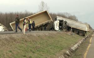 Două camioane s-au făcut praf în apropiere de Vama Borș. Momentul impactului devastator surprins de un alt șofer (Video)