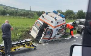 Ambulanţă aflată în timpul misiunii, aruncată pe marginea şoselei. Un şofer a izbit din plin salvarea, după ce nu i-a acordat prioritate