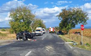 Două persoane încarcerate şi 5 răniţi, într-un accident în lanţ între 3 maşini în Hunedoara. O fetiţă de 11 ani, transportată la spital cu elicopterul