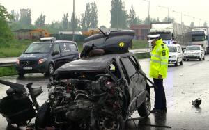IMAGINI ÎNGROZITOARE! O tânără de 18 ani din Oradea abia şi-a luat permisul şi a murit pe loc, după un impact VIOLENT cu un SUV (VIDEO)