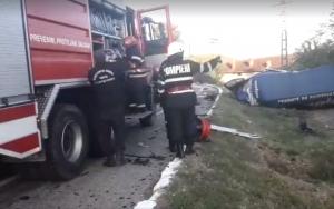 ACCIDENT CUMPLIT în Caraş-Severin! Un MORT şi cinci RĂNIŢI, după ce o maşină s-a ciocnit frontal cu un microbuz (VIDEO)
