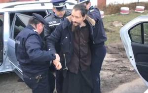 Imagini incredibile în Iaşi! Un fost călugăr rupt de beat este urmărit de poliţie şi încătuşat. "Dumnezeu a condus maşina!", spune părintele înjurând de toţi sfinţii (Video)