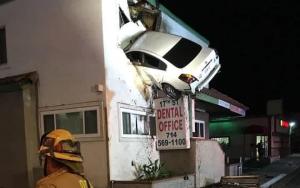 Accident neobișnuit în California: un șofer a zburat cu mașina în etajul 1 al unei clădiri