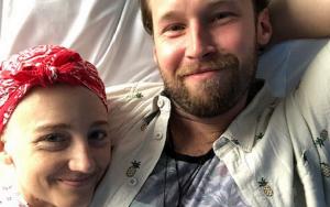 Un bărbat a renunțat la tot pentru a-și ajuta iubita bolnavă de cancer, deși o văzuse o singură dată