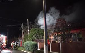 Un pompier aflat în timpul liber a pătruns într-o casă în flăcări şi a salvat viaţa unui bărbat, în Neamţ. Incendiul ar fi izbucnit de la o lumânare
