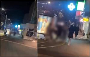 "Uite ce-i dă în cap!" Adolescentă lovită cu pumnii și picioarele de alte fete, într-o stație de autobuz din Baia Mare. Alți tineri râd și filmează