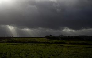 Un nou URAGAN lovește Europa! Ofelia va fi cea mai puternică furtună din ultimii 50 de ani, cu rafale de vânt de până la 130 de km/h. Doi oameni au murit în Irlanda. Imagini dramatice