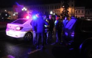 Poliţist atacat cu maceta în faţa unui club din Arad! Tânărul de 32 de ani a fost tăiat şi lovit cu pumnii în cap. Agentul era în timpul său liber