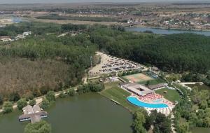 La aproximativ 200 de kilometri de Bucureşti, dintr-un loc uitat de lume, s-a creat un colţ de Rai. Acum este cel mai mare parc de agrement din România