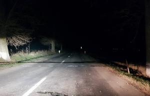 Șosea cu capcane periculoase pentru șoferi, în Ialomița: un drum a fost blocat cu un furtun prins de copacii de pe margine