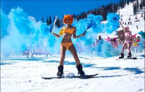 Competiţie INEDITĂ în Siberia: Peste o mie de oameni au luat cu asalt o pârtie de schi purtând doar...COSTUME DE BAIE