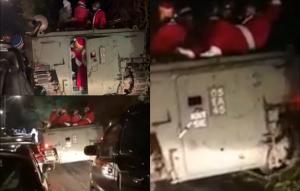 O mașină blindată plină cu Moși Crăciun a rămâs blocată pe un drum, în Anglia. Petrecăreții vizitau mai multe baruri: "A fost destul de amuzant"
