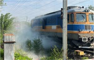 Incendiu izbucnit la locomotiva unui tren de marfă în Prahova. Traficul feroviar de călători a fost oprit temporar