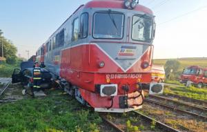 Accident feroviar mortal în Suceava. O femeie a ajuns sub roţile unei locomotive, după ce o maşină a fost lovită de un tren de marfă