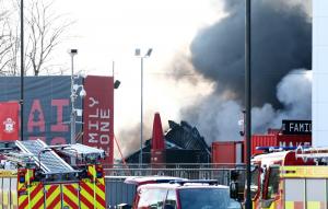 Incendiu uriaş lângă un stadion din Southampton, Marea Britanie. Un meci a fost anulat
