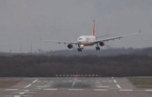 Pilot de avion, considerat "erou" după ce a aterizat de urgenţă la Bucureşti