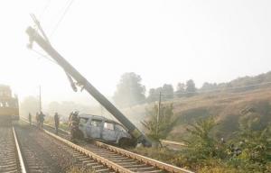 O maşină a doborât un stâlp şi a luat foc pe calea ferată! Trafic feroviar şi rutier paralizat în Bacău